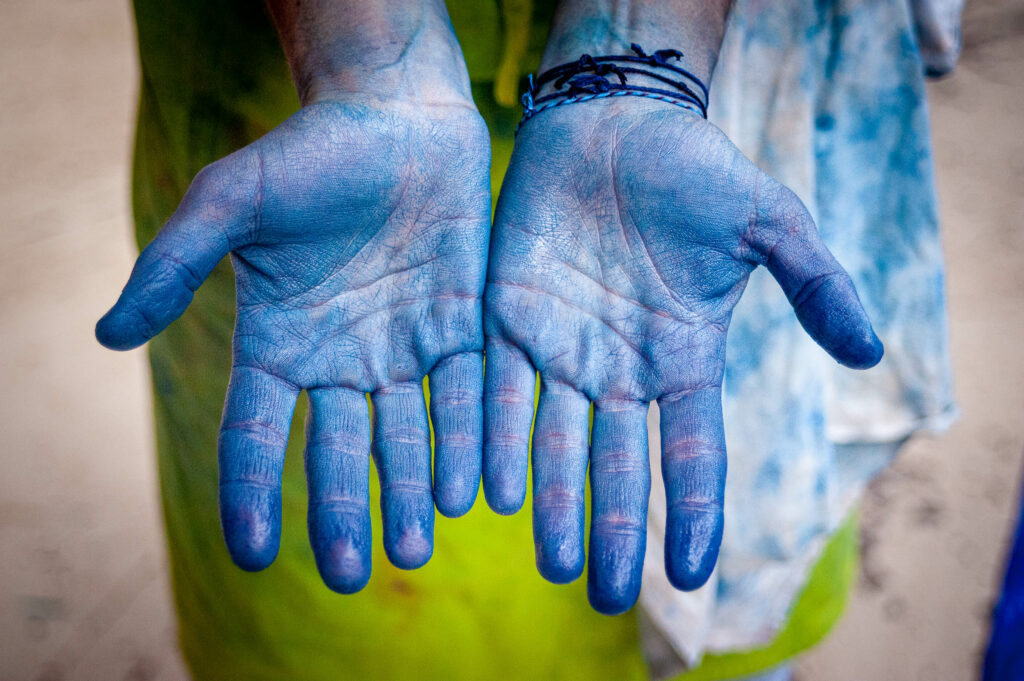 mains teintés d'indigo