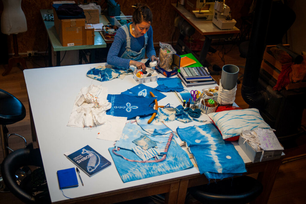 atelier initiation à la teinture d'indigo à l'atelier textiles et matériaux souples de Shifumi