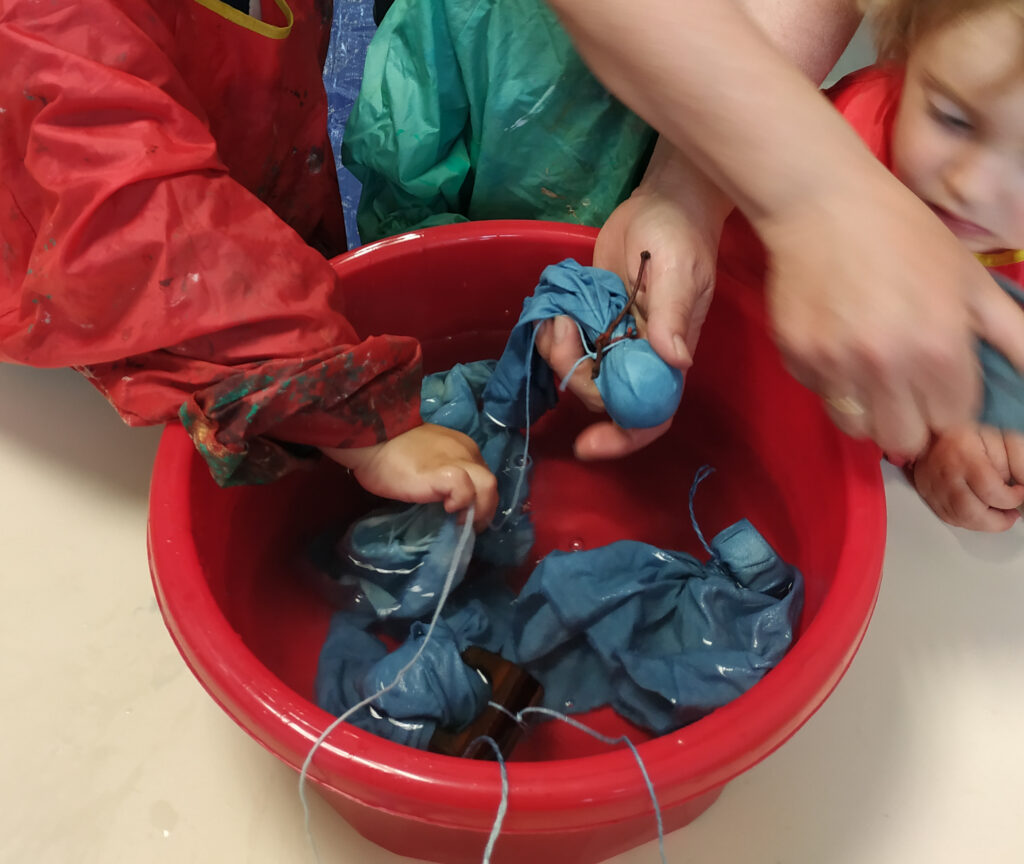 atelier indigo avec les assistantes maternelles